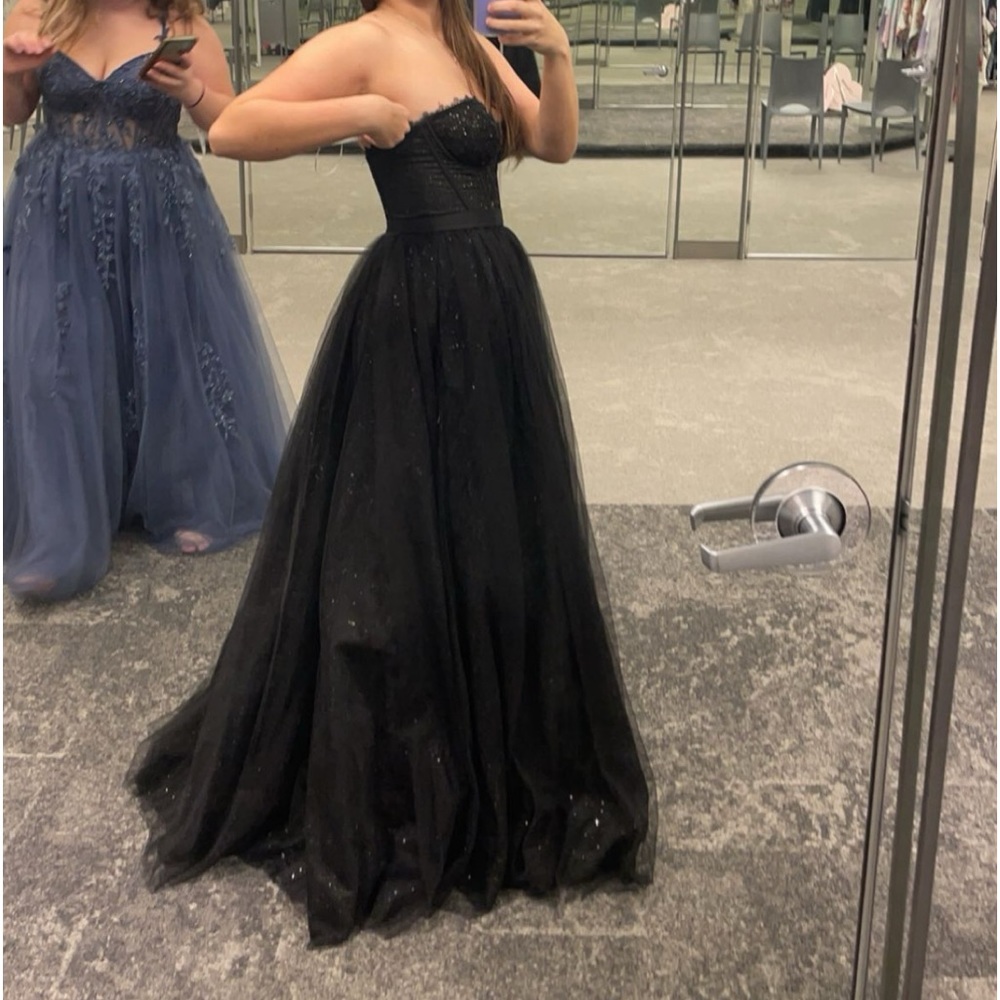 Prom dress size 6!!!! It has gold sparkles in it and has only been worn once!